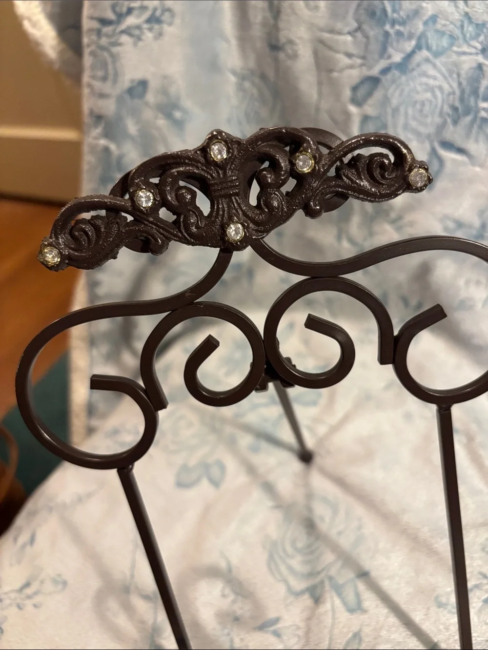 Decorative Metal Scroll Easel in Dark Brown